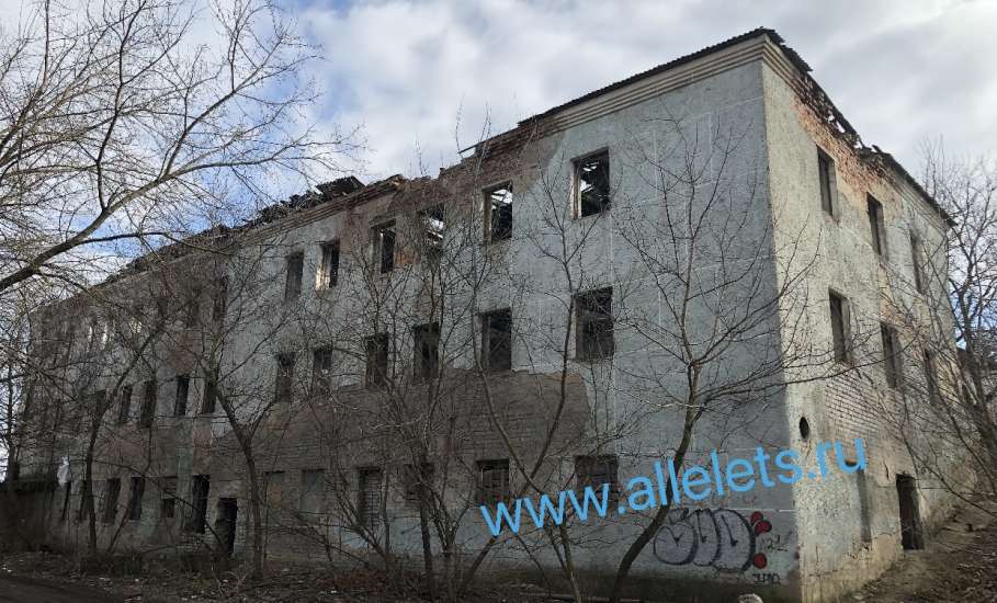 Ужасные здания с выбитыми окнами и дверями портят вид города Ельца