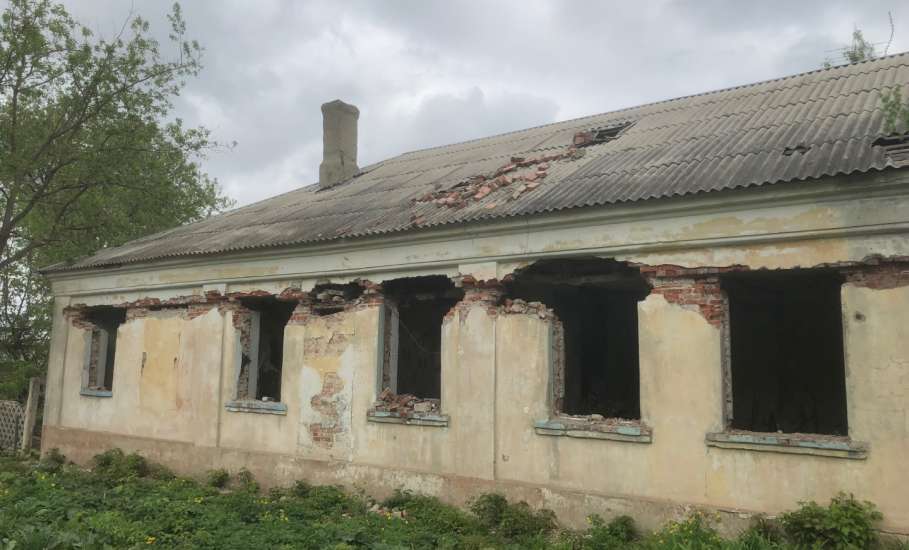 Ужасные здания с выбитыми окнами и дверями портят вид города Ельца