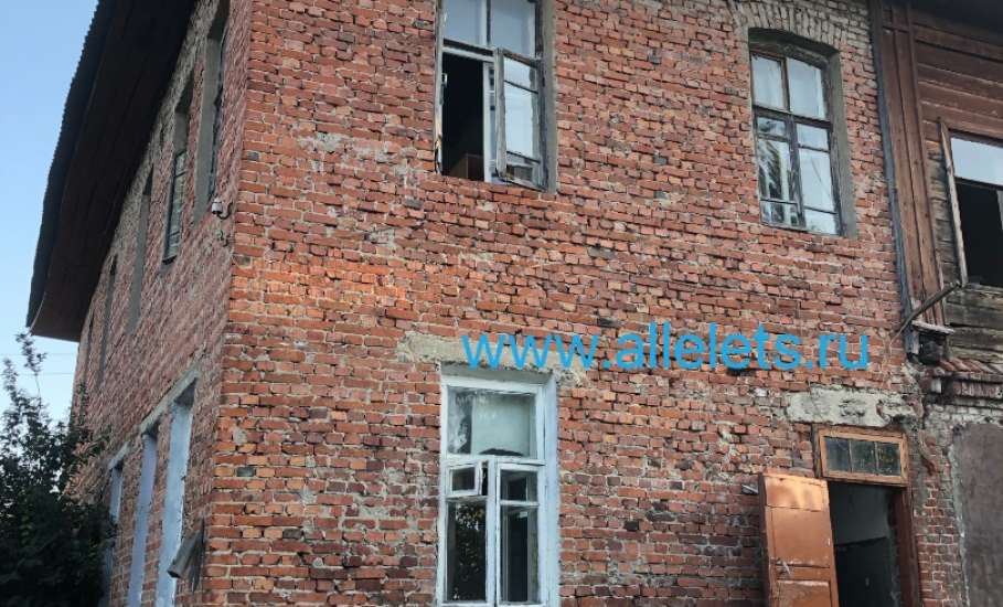 Ужасные здания с выбитыми окнами и дверями портят вид города Ельца