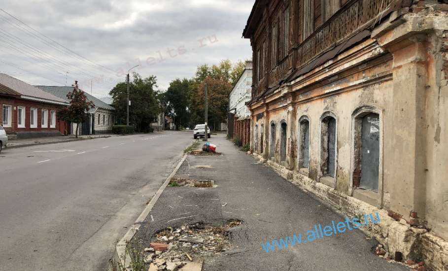 Ужасные здания с выбитыми окнами и дверями портят вид города Ельца