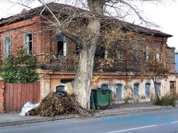 Ужасные здания с выбитыми окнами и дверями портят вид города Ельца
