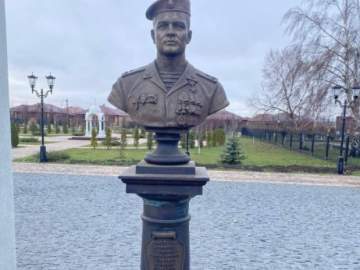 Бюст Героя России родом из Ельца, установили в городе Михайловске Ставропольского края