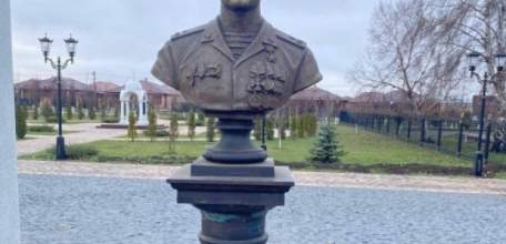 Бюст Героя России родом из Ельца, установили в городе Михайловске Ставропольского края
