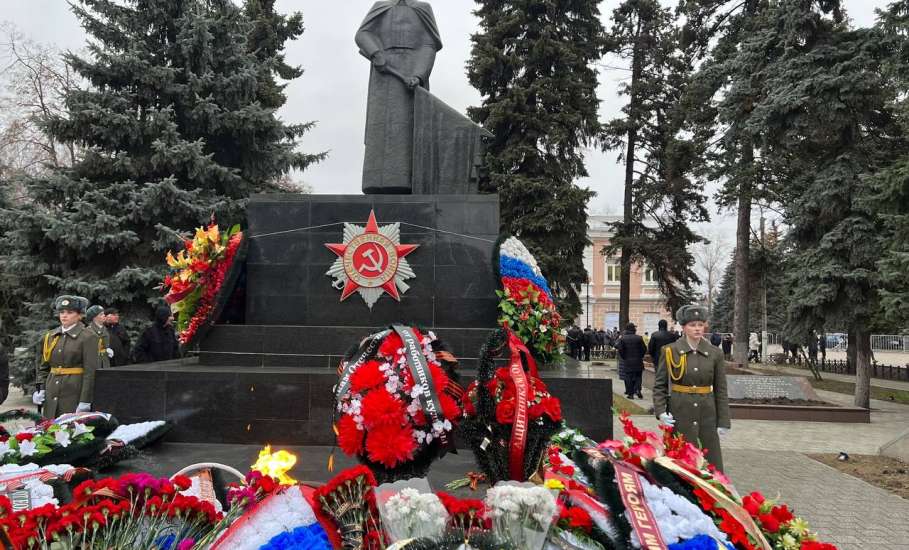 В День Героев Отечества и годовщину освобождения Ельца от немецко-фашистских захватчиков традиционно прошли мероприятия, посвященные всем защитникам нашей Родины