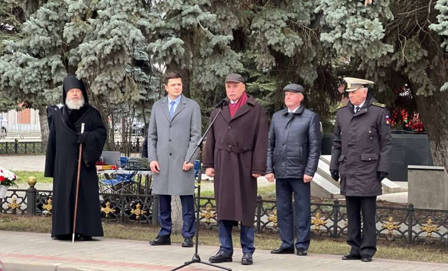В День Героев Отечества и годовщину освобождения Ельца от немецко-фашистских захватчиков традиционно прошли мероприятия, посвященные всем защитникам нашей Родины