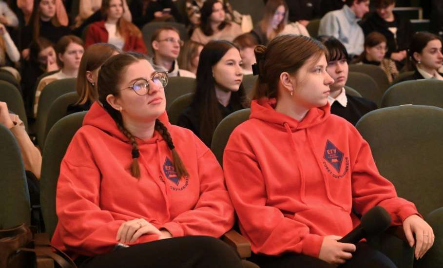 В концертном зале Елецкого государственного университета им. И.А. Бунина состоялась встреча с Сергеем Тугушевым