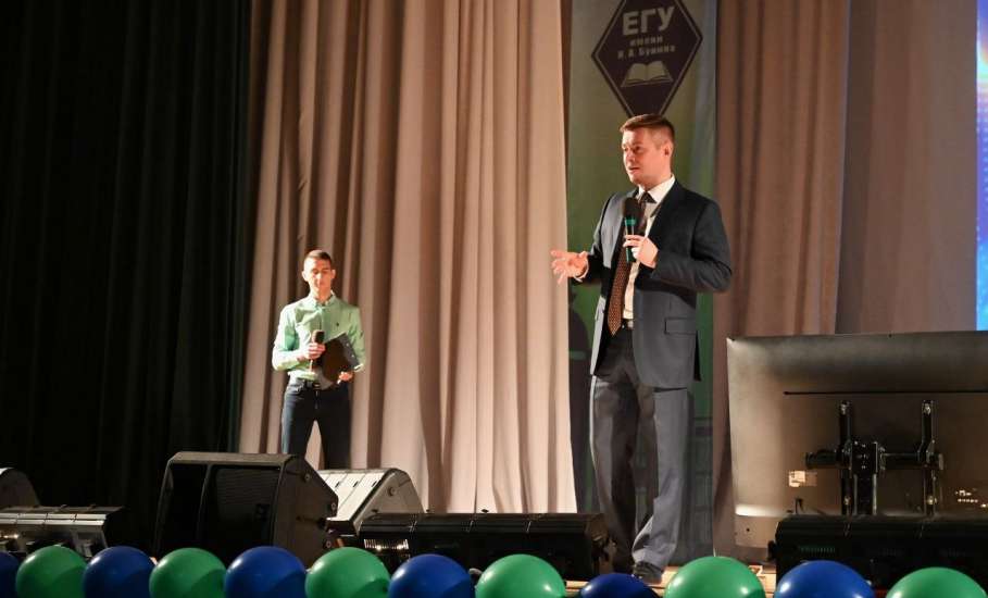 В концертном зале Елецкого государственного университета им. И.А. Бунина состоялась встреча с Сергеем Тугушевым