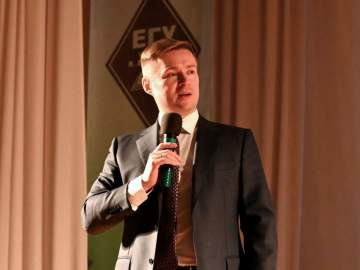 В концертном зале Елецкого государственного университета им. И.А. Бунина состоялась встреча с Сергеем Тугушевым