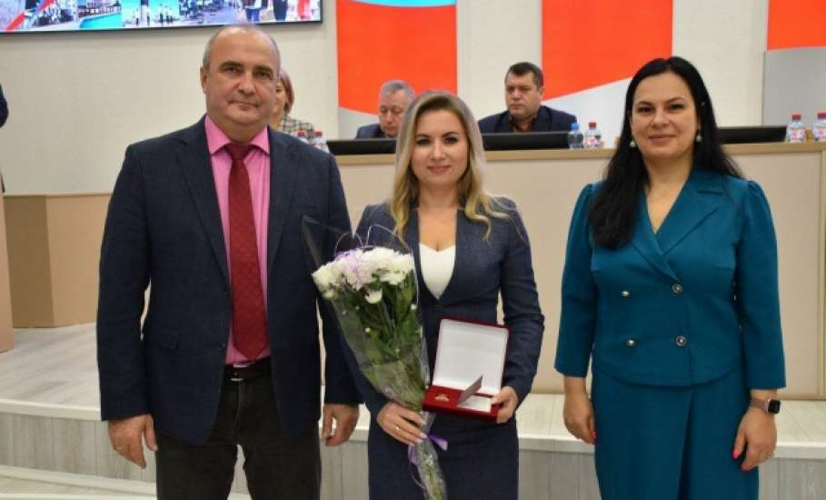 В Елецком районе юриста из администрации наградили Почетным Знаком Правительства Липецкой области "Во славу земли Липецкой"