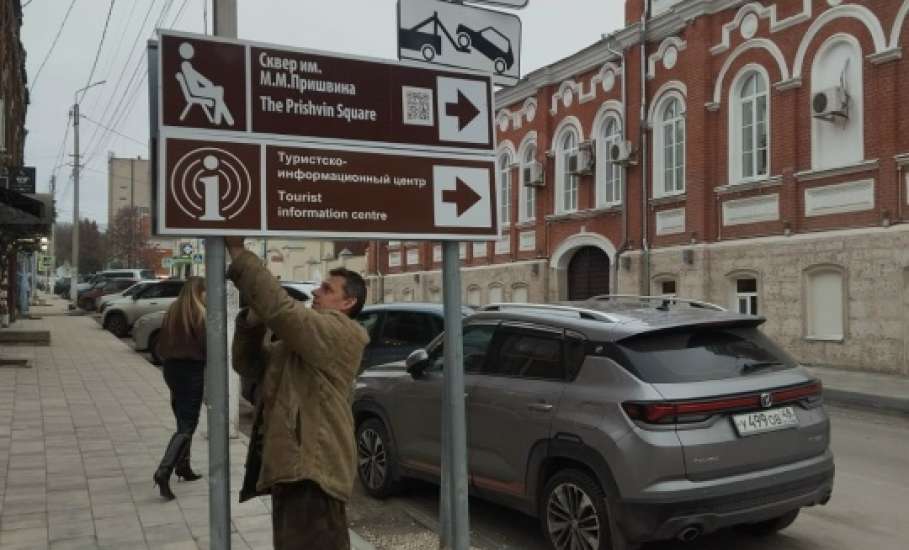 В Ельце продолжают пилить тополя, оставляя одни обрубки!