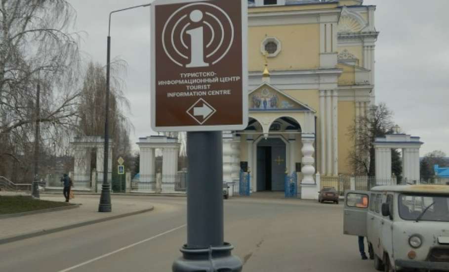 В Ельце продолжают пилить тополя, оставляя одни обрубки!