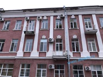 Здание администрации Ельца давно нуждается в ремонте! Крыша осыпается, балконы также