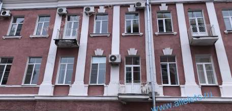 Здание администрации Ельца давно нуждается в ремонте! Крыша осыпается, балконы также