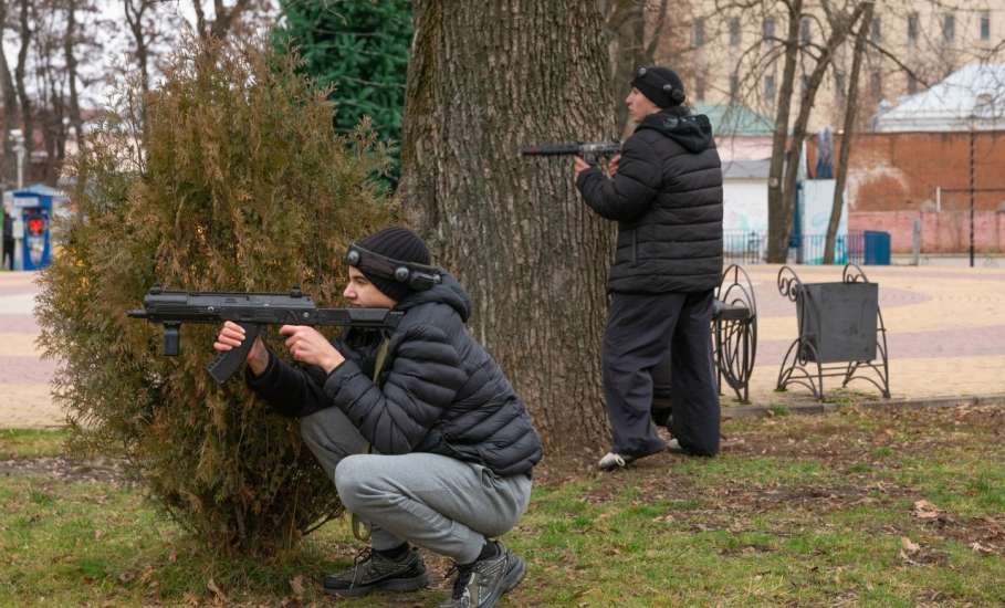 На территории Детского парка в Ельце прошли соревнования по лазертагу