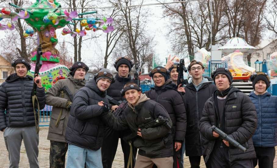 На территории Детского парка в Ельце прошли соревнования по лазертагу