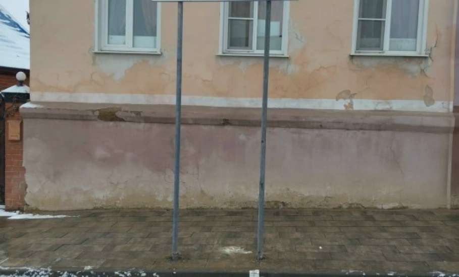 В Ельце продолжают спиливать тополи