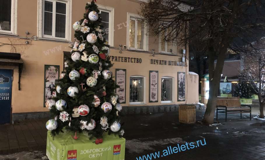 Сегодня вечером на улице Мира в Ельце установили и украсили ёлочки к фестивалю «Ёлки Липецкой земли»