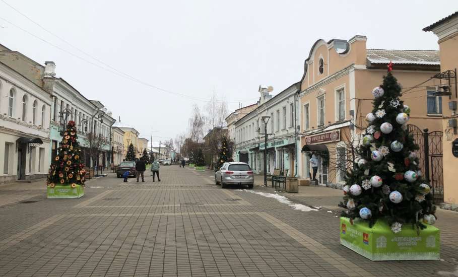 Сегодня стали наряжать «елецкую» ёлочку для фестиваля «Ёлки Липецкой земли»