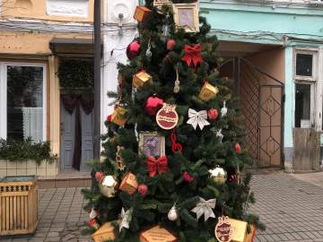 Сегодня стали наряжать «елецкую» ёлочку для фестиваля «Ёлки Липецкой земли»