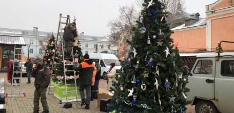 Сегодня стали наряжать «елецкую» ёлочку для фестиваля «Ёлки Липецкой земли»