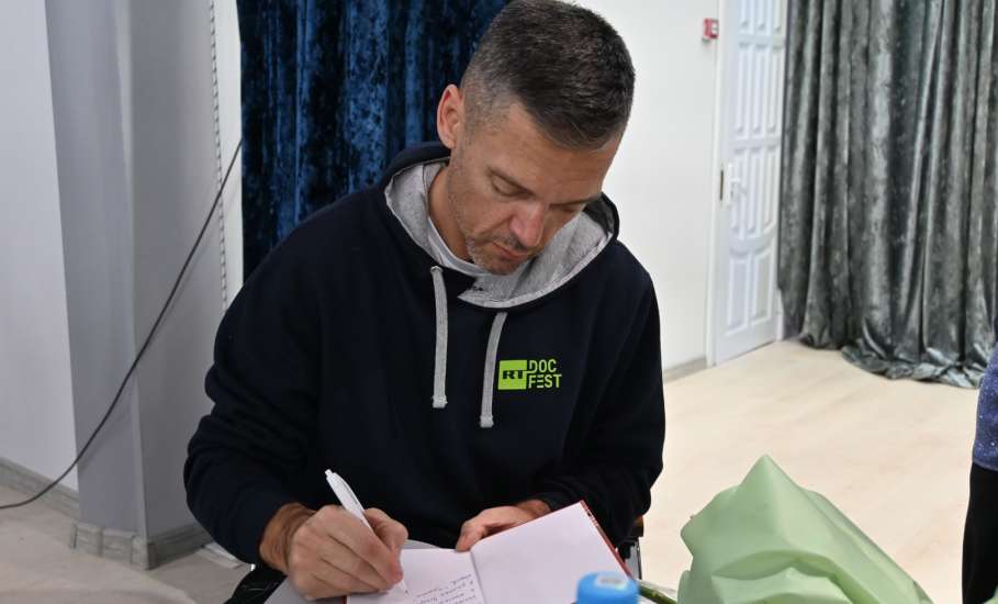 Актер Михаил Мамаев поговорил о любви к литературе с елецкими школьниками