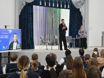 Актер Михаил Мамаев поговорил о любви к литературе с елецкими школьниками