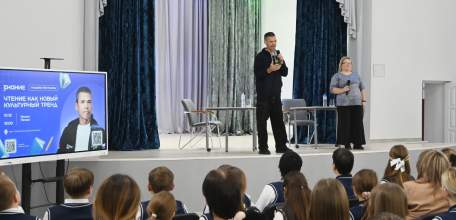 Актер Михаил Мамаев поговорил о любви к литературе с елецкими школьниками