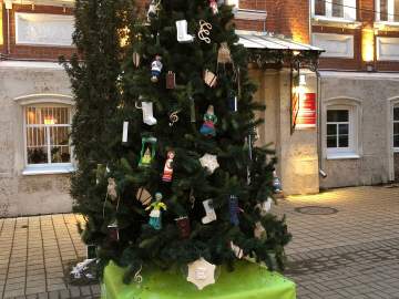 Ёлочку от города Ельца украсили! В основном - валенками!