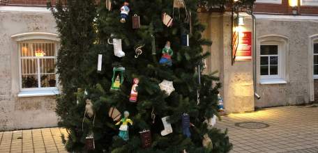 Ёлочку от города Ельца украсили! В основном - валенками!