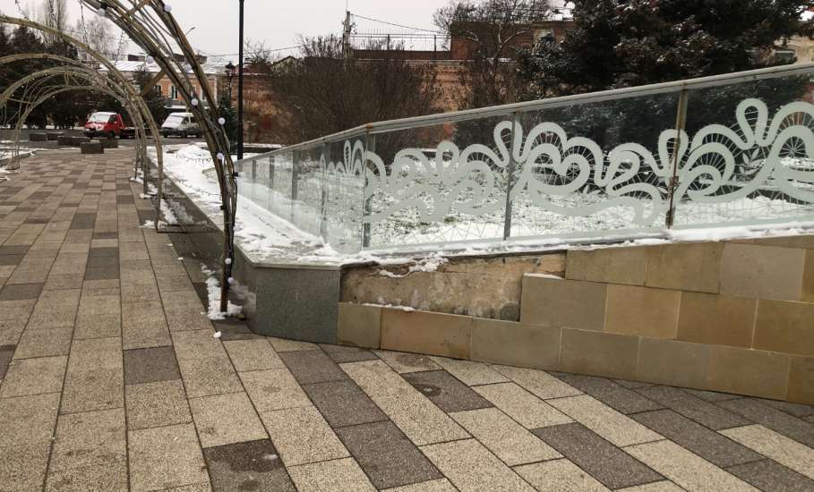 В Ельце в сквере Соломенцева плитка потихоньку отлетает сама по себе!