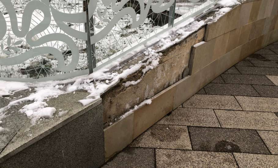 В Ельце в сквере Соломенцева плитка потихоньку отлетает сама по себе!