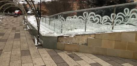 В Ельце в сквере Соломенцева плитка потихоньку отлетает сама по себе!