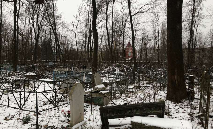 Городское кладбище Ельца: раскуроченные могилы и бурелом!