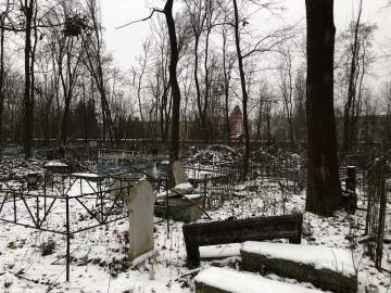 Городское кладбище Ельца: раскуроченные могилы и бурелом!
