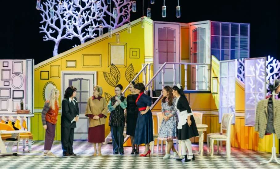 Драмтеатр «Бенефис»: 13 декабря, суббота, 18:00 Робер Тома "ВОСЕМЬ ЛЮБЯЩИХ ЖЕНЩИН"