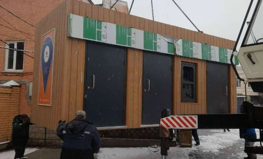В центр города Ельца привезли и установили мобильный туалет! Стационарный видимо сделать не судьба!