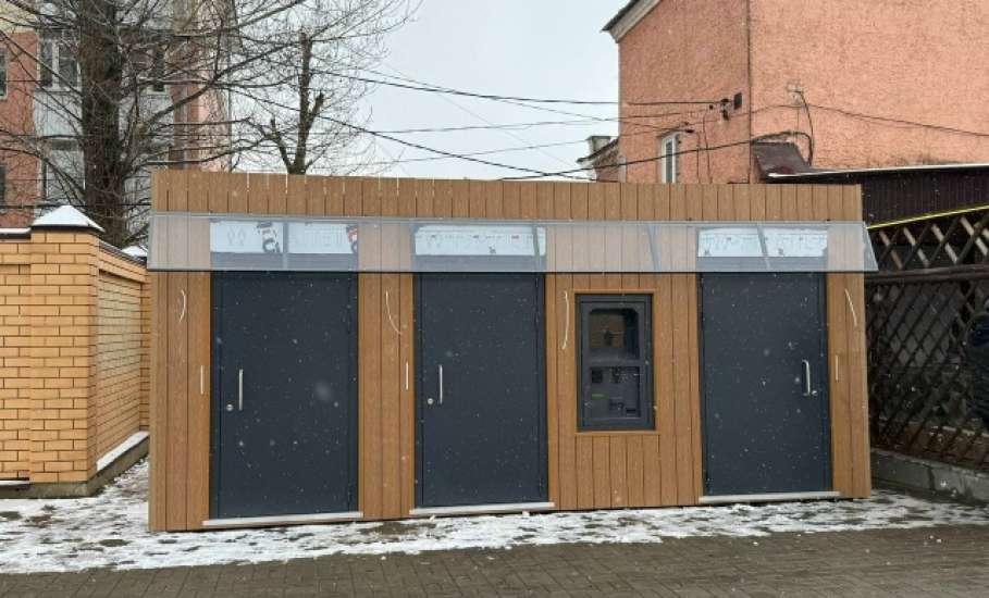 В центр города Ельца привезли и установили мобильный туалет! Стационарный видимо сделать не судьба!