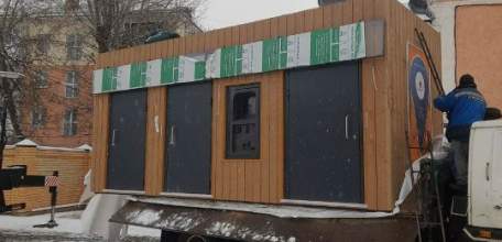 В центр города Ельца привезли и установили мобильный туалет! Стационарный видимо сделать не судьба!
