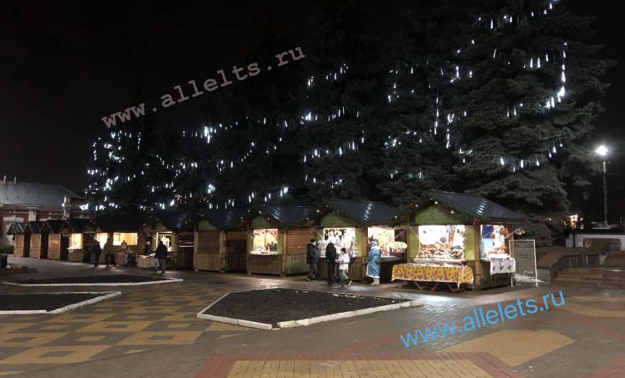 Сегодня вечером заработали ларьки с сувенирной продукцией на площади Ленина в Ельце