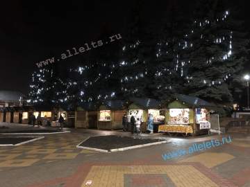 Сегодня вечером заработали ларьки с сувенирной продукцией на площади Ленина в Ельце