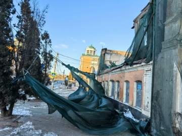 Дерево на Коммунаров упало из-за того, что подрядчик повредил корневую систему при «благоустройстве»!