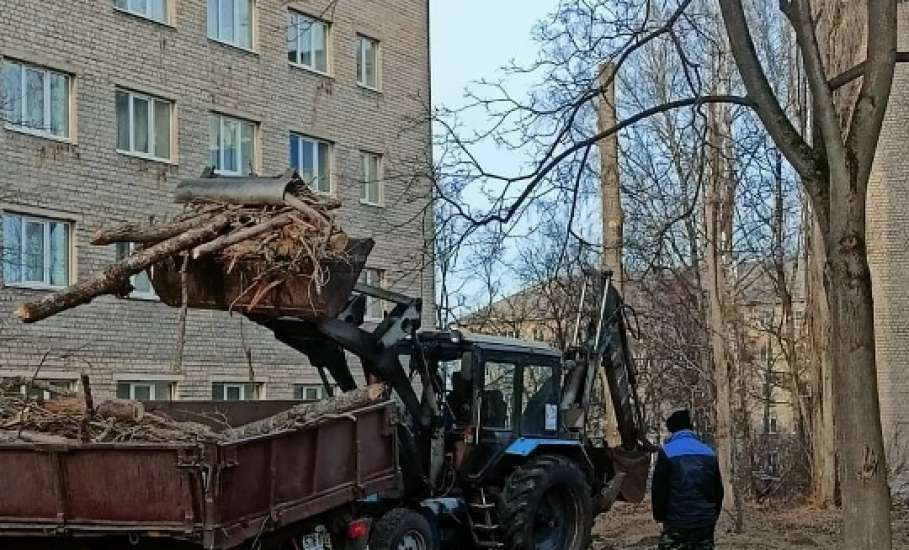 Сотрудники МУП &laquo;Елец-Сервис&raquo; продолжают работы по благоустройству города