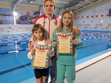 Выпускница отделения плавания СШ №1, кандидат в мастера спорта по плаванию Виктория Перепечина успешно совмещает активную спортивную карьеру