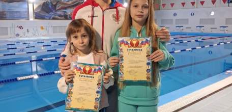 Выпускница отделения плавания СШ №1, кандидат в мастера спорта по плаванию Виктория Перепечина успешно совмещает активную спортивную карьеру