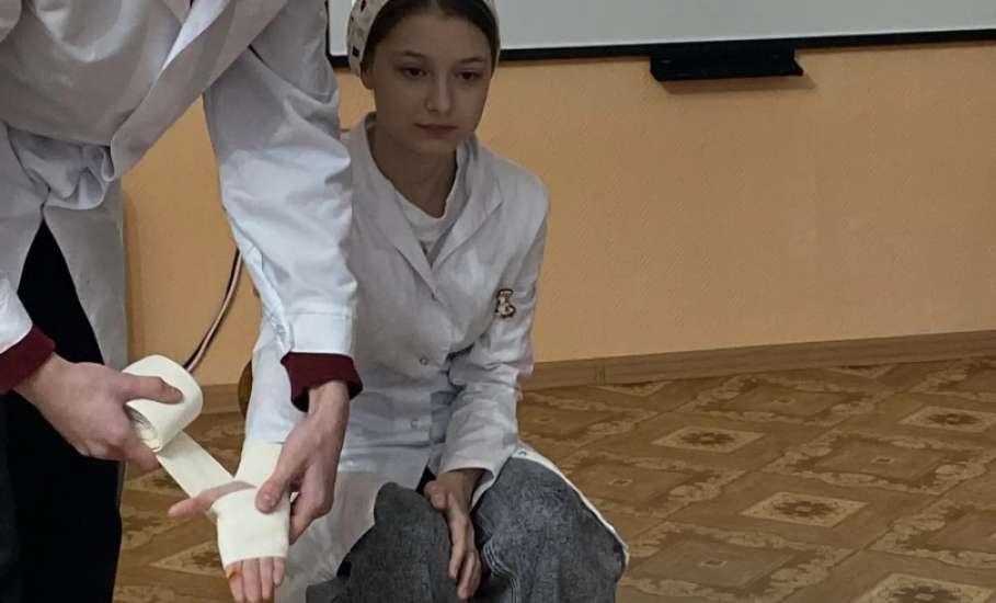 В детсадах Ельца показали, как нужно делать медицинские перевязки