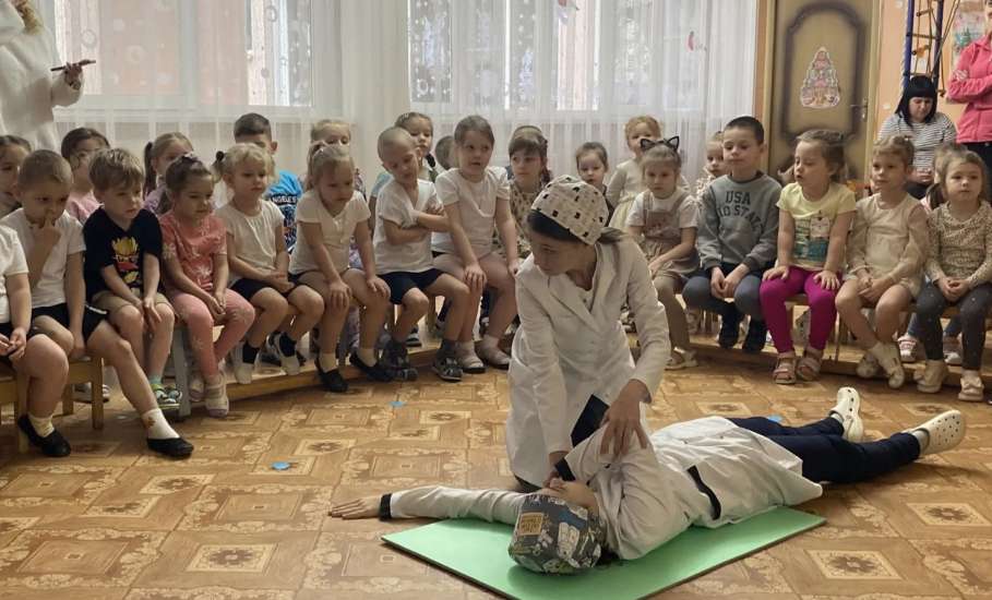 В детсадах Ельца показали, как нужно делать медицинские перевязки