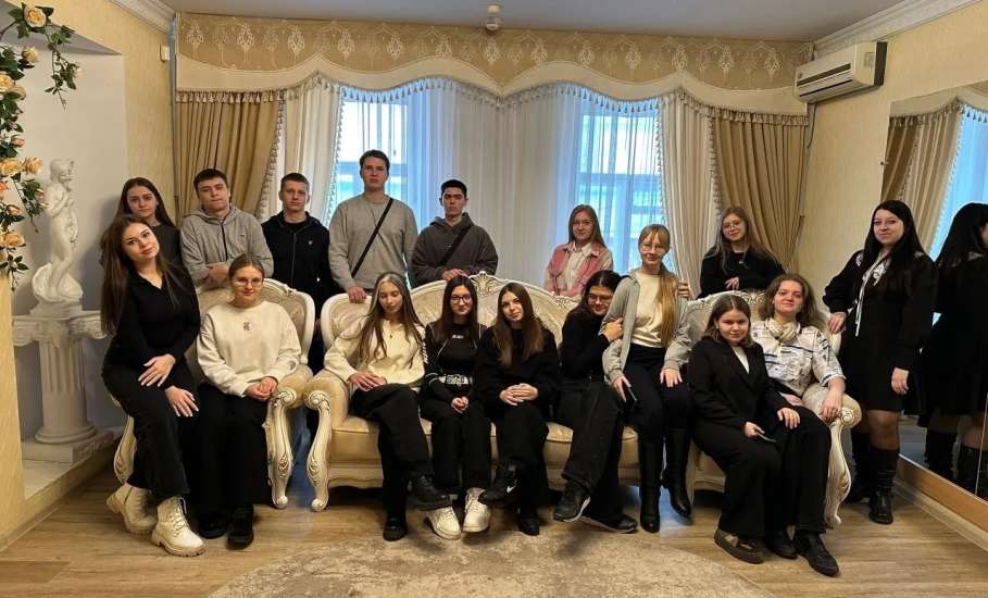 11 &laquo;А&raquo; класс школы №10 побывал на экскурсии в ЗАГСе в преддверии профессионального праздника ведомства, который отмечается 18 декабря!