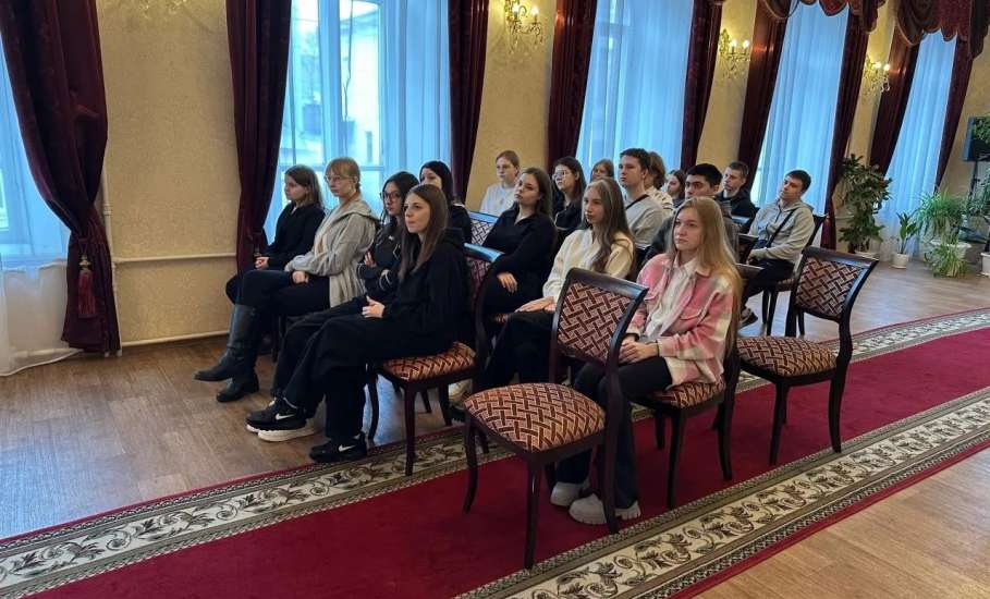 11 &laquo;А&raquo; класс школы №10 побывал на экскурсии в ЗАГСе в преддверии профессионального праздника ведомства, который отмечается 18 декабря!