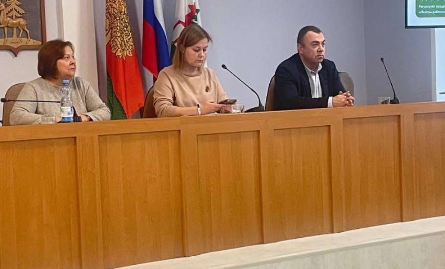 В зале заседаний администрации  Ельца состоялось заседание комиссии по охране труда