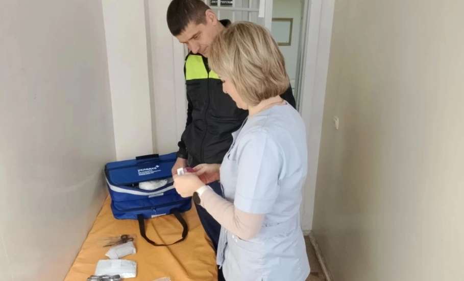 В Елецком округе медики обучают сотрудников Госавтоинспекции оказанию первой помощи пострадавшим с применением специальных укладок